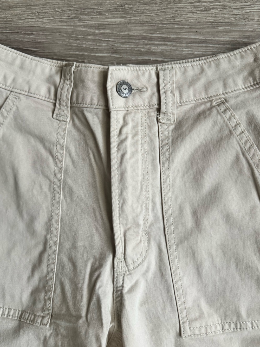 Hollister Co. Ultra High-Rise Baggy Cargo Pants - Picture 3 of 4